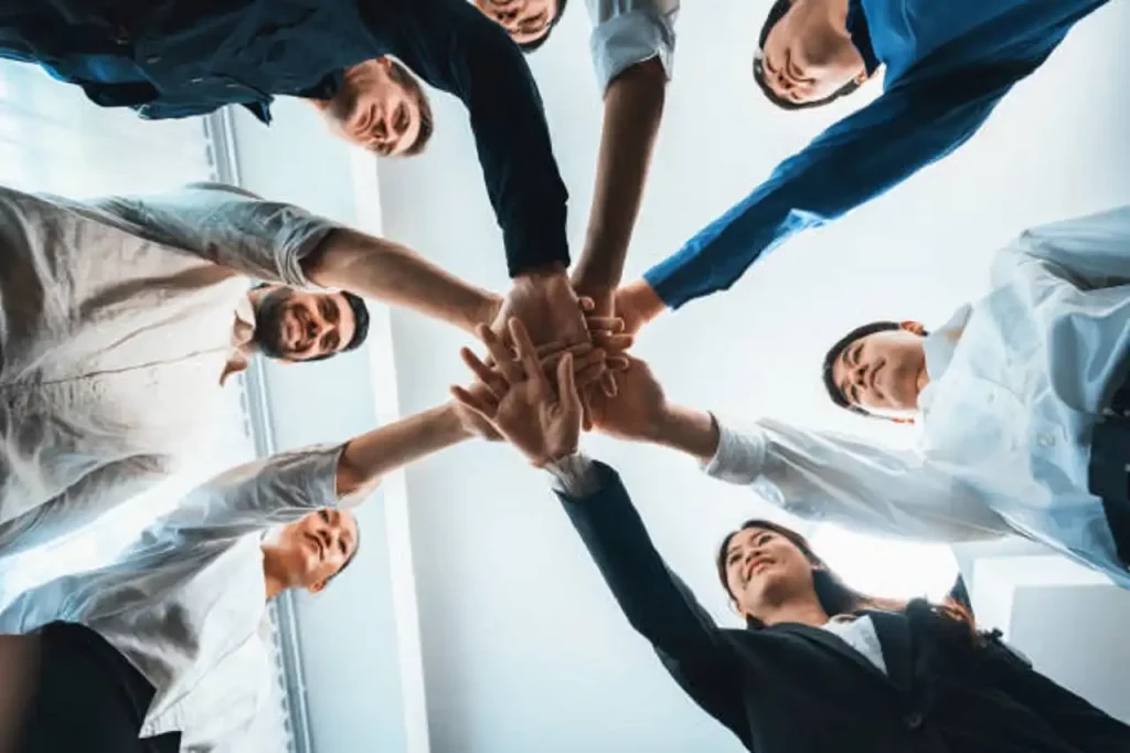 Grupo de estudiantes uniéndose para presentar su TFE en Relaciones Laborales