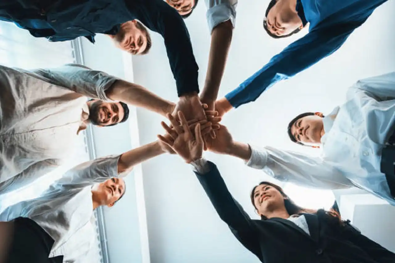 Grupo de estudiantes uniéndose para presentar su TFE en Relaciones Laborales