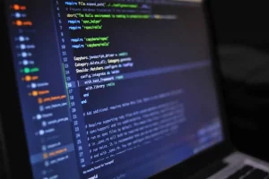 pantalla de computadora, desarrollando software y analizando datos para el desarrollo de un tfg en ingeniería informática
