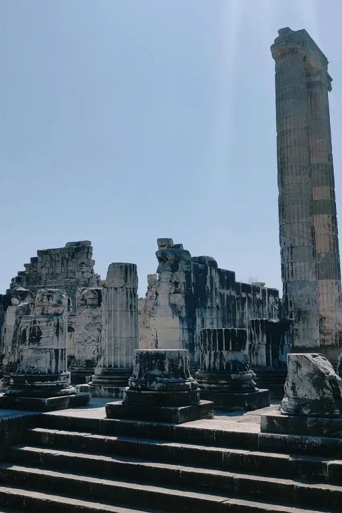 Templo griego en ruinas como testigo de la historia