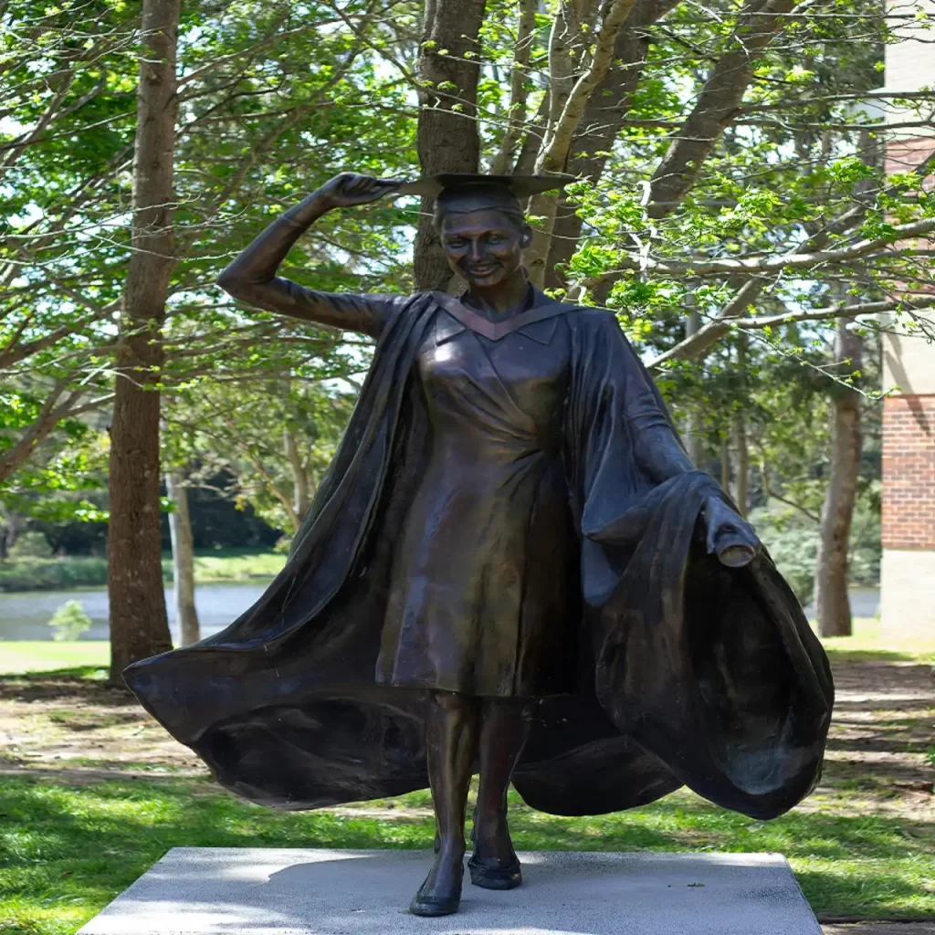 Estatua de universitaria retrata una graduada en TFM de historia del arte