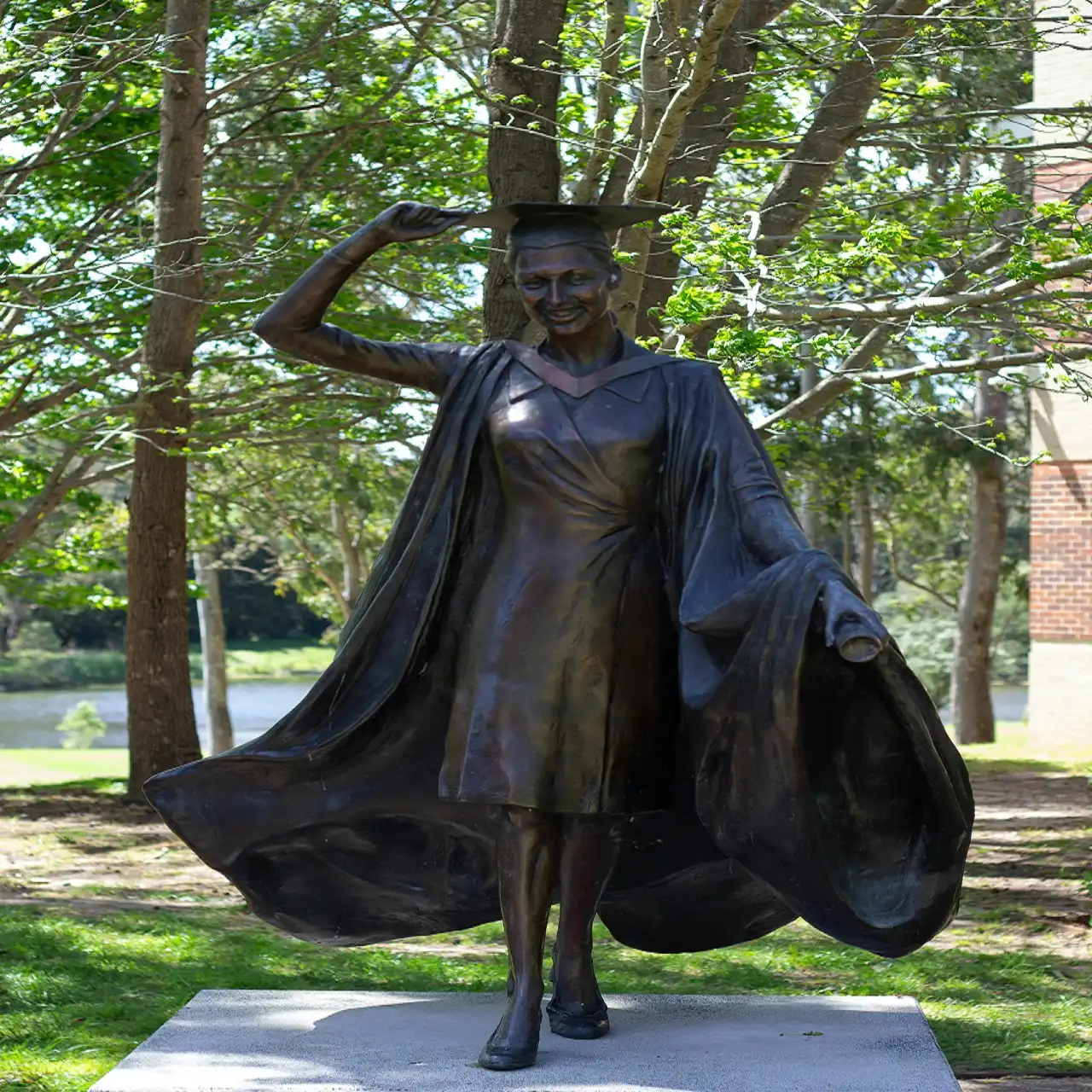 Estatua de universitaria retrata una graduada en TFM de historia del arte