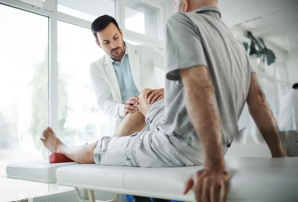 Estudiante de Máster en fisioterapia practicando con pacientes
