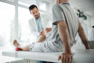 Estudiante de Máster en fisioterapia practicando con pacientes