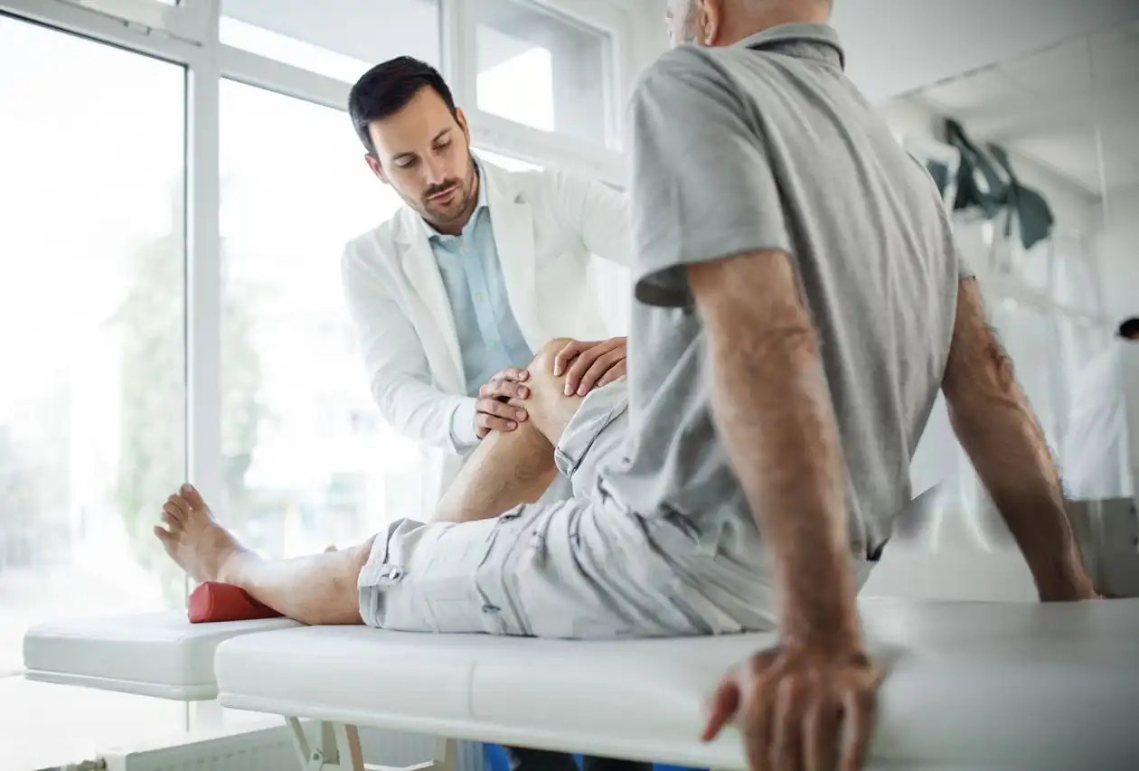 Estudiante de Máster en fisioterapia practicando con pacientes