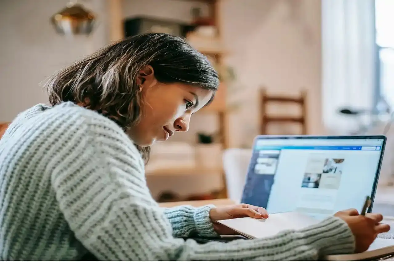 Estudiante averiguando los requisitos para el TFG 2026