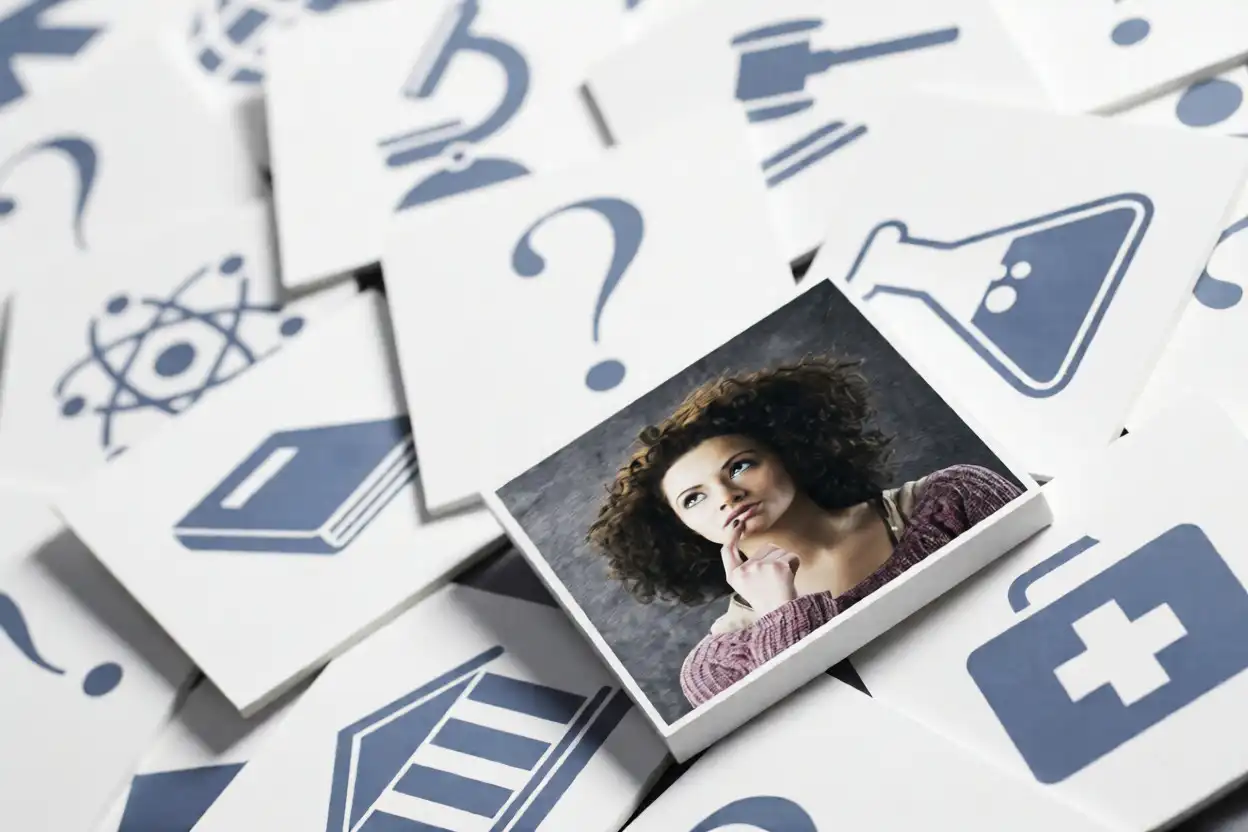 Estudiante valorando los diversos temas para su TFG