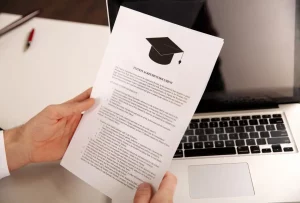 Estudiante con certificación créditos TFG en España