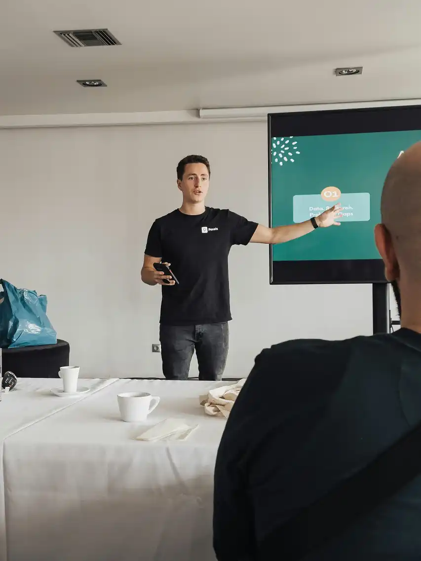 Alumno exponiendo con PowerPoint.