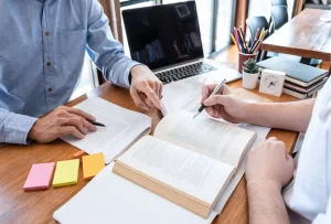 Estudiante del TFG encargando su tesis.